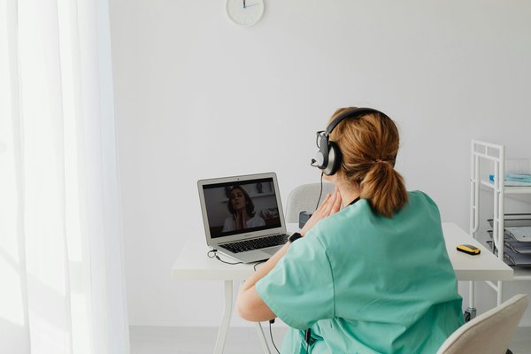 Téléassistance pour personnes âgées : sécurité et sérénité